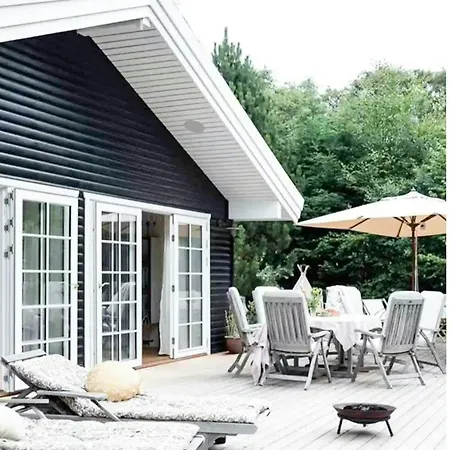Nature-inspired Summer House Near Sejerobugten Vig